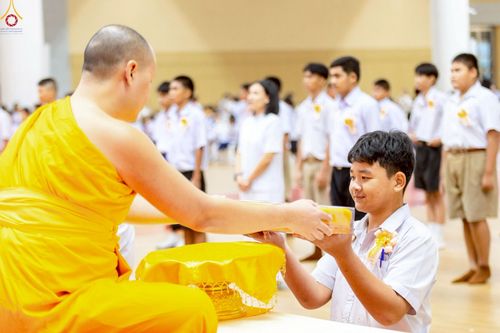 ภาพ No.245986:วันเสาร์ที่ 13 กันยายน พ.ศ. 2568 พิธีมอบผ้าไตรประธานกฐินสัมฤทธิ์เด็กดี V-Star ณ สภาธรรมกายสากล วัดพระธรรมกาย