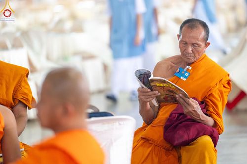 ภาพ No.60386:การต้อนรับพระสังฆาธิการ 10,000 กว่าวัดทั่วประเทศ พิธีมอบปัจจัยช่วยเหลือครู 4 จังหวัดชายแดนภาคใต้ พิธีปฏิบัติธรรม ในวันคุ้มครองโลก วันจันทร์ที่ 22 เมษายน พ.ศ.2567 ณ วัดพระธรรมกาย จ.ปทุมธานี