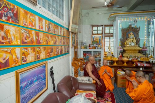 ภาพ No.220373:วันที่ 17 เมษายน พ.ศ. 2568 ผู้แทนวัดพระธรรมกาย ลงพื้นที่เยียวยา ซับน้ำตาเหยื่อแผ่นดินไหวมัณฑะเลย์