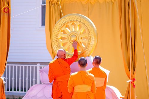 ภาพ No.62447:คณะศิษยานุศิษย์รวมใจสถาปนาและสมโภช ธรรมจักร เพื่ออัญเชิญประดิษฐาน ณ ยอดอุโบสถ 80 ปี หลวงพ่อธัมมชโย วัดพระธรรมกายนิวเจอร์ซี ประเทศสหรัฐอเมริกา  วันอาทิตย์ที่ 7 เมษายน พ.ศ. 2567