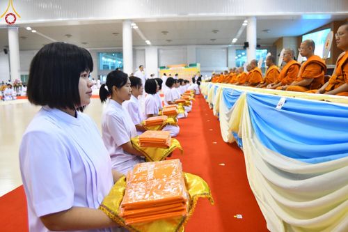 ภาพ No.146159:วันมหารำลึก ครั้งที่ 34 พิธีร่วมรำลึกถึงนักสร้างบารมีที่ล่วงลับไปแล้ว , พิธีสวดพระพุทธมนต์ ณ ห้องแก้วสารพัดนึก 1 วัดพระธรรมกาย วันเสาร์ที่ 27 กรกฎาคม พ.ศ. 2567