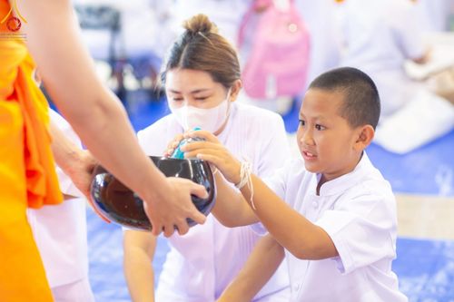 ภาพ No.222044:วันที่ 4 พฤษภาคม พ.ศ. 2568 พิธีตักบาตร เนื่องในวันอาทิตย์ต้นเดือน ณ บ้านแก้วเรือนทองคุณยายฯ วัดพระธรรมกาย