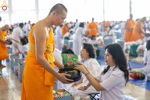 ภาพ No.149973:พิธีตักบาตร , พิธีปฎิบัติธรรม , พิธีถวายภัตตาหารเมนูสวรรค์ ในพรรษาแห่งการเข้าถึงธรรม วันธรรมชัย วันอังคารที่ 27 สิงหาคม พ.ศ.2567 ณ สภาธรรมกายสากล วัดพระธรรมกาย