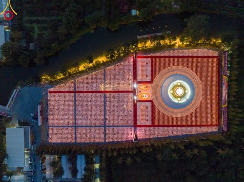 ภาพ No.109643:พิธีจุดประทีปถวายเป็นพุทธบูชา และบูชาธรรมมหาปูชนียาจารย์ วันที่ 10 มกราคม พ.ศ. 2567 ณ อนุสรณ์สถานคลองบางนางแท่น อ.สามพราน จ.นครปฐม