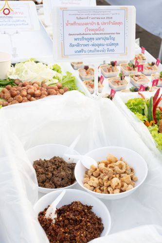 ภาพ No.190534:สาธุชนถวายภัตตาหารเป็นสังฆทาน แด่พระธรรมยาตรา ณ อนุสรณ์สถานมหาวิหารพระมงคลเทพมุนี (โลตัสแลนด์) อ.สองพี่น้อง จ.สุพรรณบุรี ในโครงการธรรมยาตรา กตัญญูบูชา มหาปูชนียาจารย์ พระมงคลเทพมุนี(สด จนฺทสโร) พระผู้ปราบมาร แห่ง ปีที่ 13 วันที่ 7 มกราคม พ.ศ.2568