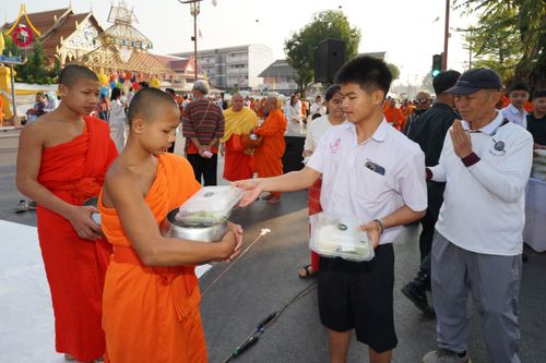 ภาพ No.208722:ตักบาตรพระ 1,743 รูป ครบรอบ 743 ปี นครน่าน ถวายเป็นพุทธบูชา น้อมบุญกุศลอุทิศให้บรรพบุรุษ วันอาทิตย์ ที่ 16 กุมภาพันธ์ พ.ศ. 2568 ณ ถนนคนเดินข่วงเมืองน่าน ต.ในเวียง อ.เมือง จ.น่าน