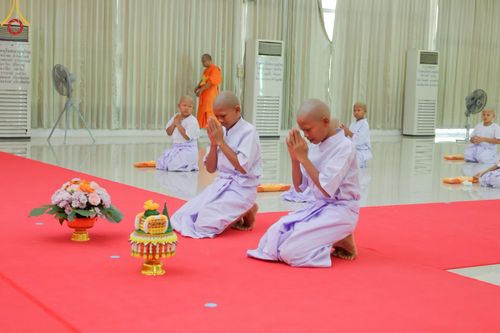 ภาพ No.216256:วันเสาร์ที่ 5 เมษายน พ.ศ. 2568 พิธีตัดปอยผม พิธีขอขมาผู้ปกครอง พิธีขอขมามอบผ้าไตร พิธีบรรพชา พิธีถวายบาตรสามเณร ณ ศูนย์ปฏิบัติธรรมและศูนย์อบรมเยาวชนเพชรบุรี ต.ท่าแลง อ.ท่ายาง จ.เพชรบุรี