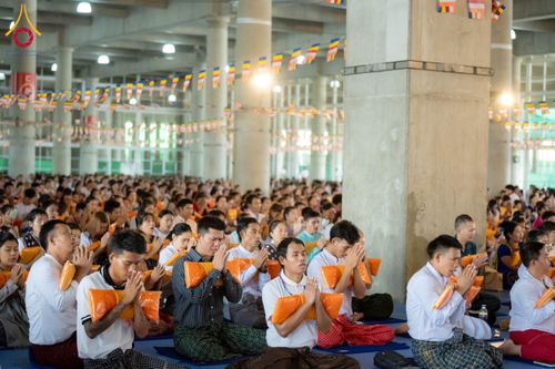 ภาพ No.143745:พิธีถวายผ้าไตร, สวดธรรมจักร, ปฏิบัติธรรม และฟังแสดงพระธรรมเทศนา ภาษาเมียนมา โดยมีสาธุชนชาวเมียนมากว่า 4,000 คน เข้าร่วมพิธี ณ มหารัตนวิหารคด วัดพระธรรมกาย วันอาทิตย์ที่ 7 กรกฎาคม พ.ศ. 2567