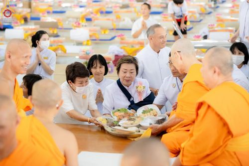 ภาพ No.143251:พิธีถวายภัตตาหารเพื่อเป็นกำลังแห่งการเข้าถึงธรรม ของพระภิกษุสามเณร วัดพระธรรมกาย วันเสาร์ที่ 6 กรกฏาคม พ.ศ. 2567 ณ หอฉันคุณยายอาจารย์ วัดพระธรรมกาย จ.ปทุมธานี