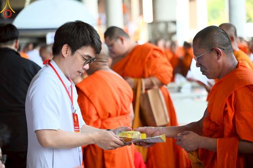 ภาพ No.219344:บรรยากาศการเดินทางเข้าวัดพระธรรมกาย , การต้อนรับปฏิสันถาร , การฉันภัตตาหารเช้า , การลงทะเบียนพระสังฆาธิการ  เนื่องในวันคุ้มครองโลก พิธีถวายมหาสังฆทานคณะสงฆ์ 40,000 กว่าวัดทั่วประเทศ ณ วัดพระธรรมกาย