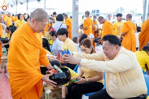 ภาพ No.146512:มหาสังฆทานถวายเป็นพุทธบูชาครั้งยิ่งใหญ่ โครงการทำบุญตักบาตร เพื่อถวายเป็นพระราชกุศล เนื่องในโอกาสมหามงคลเฉลิมพระชนมพรรษา พระบาทสมเด็จพระเจ้าอยู่ห้วฯ ทรงเจริญพระชนมพรรษา 6 รอบ 72 พรรษา