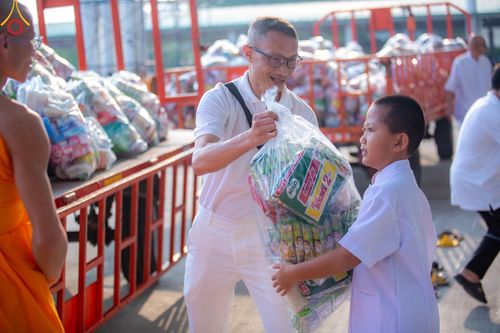 ภาพ No.136633:พิธีตักบาตร พิธีบูชาข้าวพระ ในวันอาทิตย์ต้นเดือนที่ 5 พฤษภาคม พ.ศ. 2567 ณ วัดพระธรรมกาย จ.ปทุมธานี