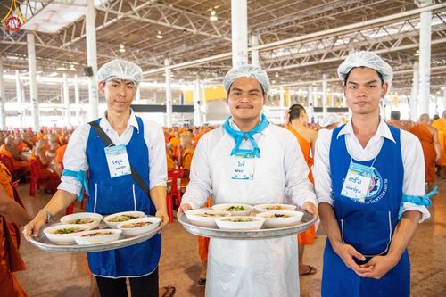 ภาพ No.58888:V.40 ภัตตาหารพระหมื่นวัด เราจัดให้ การปฏิบัติงานของเจ้าหน้าที่และอาสาสมัคร เพื่อรับบุญในการถวายภัตตาหาร แด่คณะสงฆ์ 10,000 กว่าวัดทั่วประเทศ ที่มาร่วมงานวันคุ้มครองโลก จันทร์ที่ 22 เมษายน พ.ศ. 2567 ณ วัดพระธรรมกาย