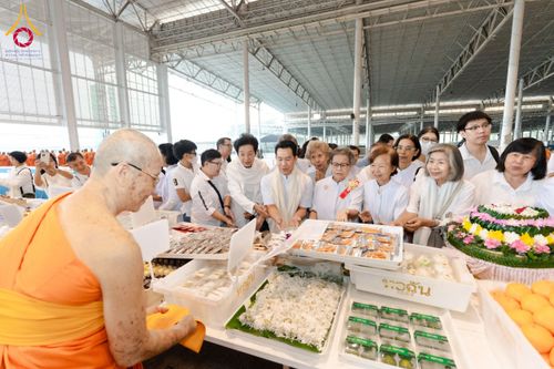 ภาพ No.203742:พิธีถวายภัตตาหารเป็นสังฆทาน แด่พระธรรมยาตรา ณ วัดพระธรรมกาย ตำบลคลองสาม อำเภอคลองหลวง จังหวัดปทุมธานี ในโครงการธรรมยาตรา กตัญญูบูชา มหาปูชนียาจารย์ พระมงคลเทพมุนี(สด จนฺทสโร) พระผู้ปราบมาร อนุสรณ์สถาน 7 แห่ง ปีที่ 13 วันที่ 30 มกราคม พ.ศ. 2568