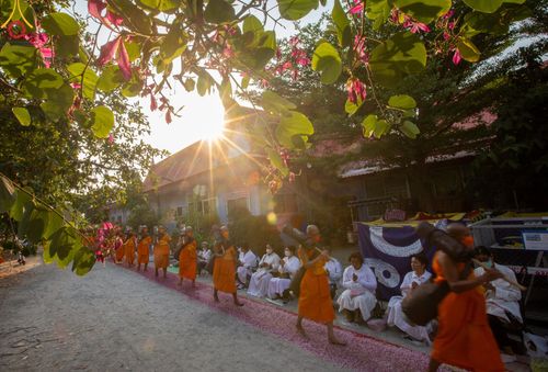 ภาพ No.110459:พิธีต้อนรับพระธรรมยาตรา ในโครงการธรรมยาตรากตัญญูบูชา มหาปูชนียาจารย์ พระมงคลเทพมุนี(สด จนฺทสโร) พระผู้ปราบมาร อนุสรณ์สถาน 7 แห่ง ปีที่ 12 วันที่ 11 มกราคม พ.ศ. 2567 ณ อนุสรณ์สถานลำดับที่ 3 สถานที่เกิดใหม่ในเพศสมณะ วัดสองพี่น้อง จ.สุพรรณบุรี