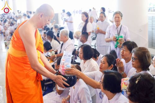 ภาพ No.256839:วันที่ 5 ตุลาคม พ.ศ. 2568 พิธีตักบาตร ข้าวสารอาหารแห้ง ณ บ้านแก้วเรือนทองคุณยายฯ สภาธรรมกายสากล วัดพระธรรมกาย