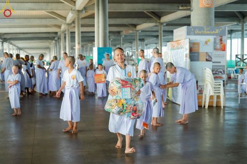 ภาพ No.214661:วันศุกร์ที่ 4 เมษายน พ.ศ.2568 นาคธรรมทายาทตักบาตรพระพี่เลี้ยง ในโครงการบรรพชาสามเณร ฟื้นฟูพระพุทธศาสนาทั่วไทย ณ วิหารคด 22 วัดพระธรรมกาย