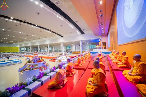 ภาพ No.177645:พิธีตักบาตรและพิธีบูชาข้าวพระ ในวันอาทิตย์ต้นเดือนที่ 1 ธันวาคม พ.ศ. 2567 ณ สภาธรรมกายสากล วัดพระธรรมกาย