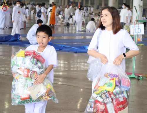 ภาพ No.205924:พิธีตักบาตร และ พิธีบูชาข้าวพระ ในวันอาทิตย์ต้นเดือน 2 กุมภาพันธ์ พ.ศ. 2568 ณ สภาธรรมกายสากล วัดพระธรรมกาย