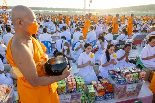 ภาพ No.105313:พิธีตักบาตรฉลองพระบวชใหม่ รุ่นบูชาธรรมมหาปูชนียาจารย์ และต้อนรับศักราชใหม่ วันจันทร์ที่ 1 มกราคม พ.ศ. 2567 ณ ลานธรรมพระมหาธรรมกายเจดีย์ วัดพระธรรมกาย