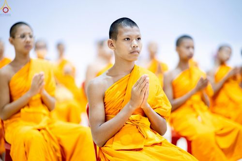 ภาพ No.233837:วันเสาร์ที่ 19 กรกฎาคม พ.ศ.2568 วันมหารำลึก ครั้งที่ 35 พิธีรำลึกถึงนักสร้างบารมี , พิธีสวดพระพุทธมนต์ , พิธีทอดผ้าบังสกุลและถวายไทยธรรม วัดพระธรรมกาย