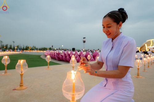 ภาพ No.118253:พิธีจุดประทีปถวายเป็นพุทธบูชา และบูชาธรรมมหาปูชนียาจารย์ พระมงคลเทพมุนี(สด จนฺทสโร) วันที่ 24 มกราคม พ.ศ. 2567 ณ อนุสรณ์สถานบางปลา อ.บางเลน จ.นครปฐม