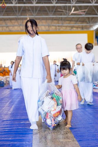 ภาพ No.243547:วันที่ 7 กันยายน พ.ศ. 2568 พิธีตักบาตร ข้าวสารอาหารแห้ง ในวันครูผู้ค้นพบวิชชาธรรมกาย ณ บ้านแก้วเรือนทองคุณยายฯ สภาธรรมกายสากล วัดพระธรรมกาย