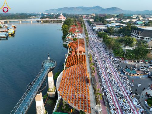 ภาพ No.101888:ตักบาตรพระ 10,000 รูป เติมบุญให้แผ่นดิน เนื่องในโอกาส 192 ปี จังหวัดกาญจนบุรี หนึ่งในโครงการตักบาตรพระ 2,000,000 รูป  77 จังหวัดทุกวัดทั่วไทย วันจันทร์ที่ 11 ธันวาคม พ.ศ. 2566 บริเวณถนนสองแคว (SKY WALK) เมืองกาญจนบุรี