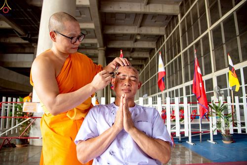 ภาพ No.230847:วันที่ 28 มิถุนายน พ.ศ. 2568 พิธีตัดปอยผมและปลงผม โครงการบวชพระนานาชาติ AEC & WAB รุ่นที่ 9 ณ วิหารคด 2 วัดพระธรรมกาย