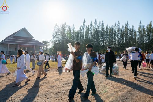 ภาพ No.103910:พิธีตักบาตรพระ 1,000 รูป ครั้งที่ 7 ถวายเป็นพุทธบูชา เพื่อช่วยเหลือคณะสงฆ์ 323 วัด 4 จังหวัดชายแดนภาคใต้ และถวายแด่คณะสงฆ์จังหวัดพิษณุโลก ณ ลานธรรมธุดงคสถานพิษณุโลก อ.วังทอง จ.พิษณุโลก วันที่ 24 ธันวาคม พ.ศ. 2566