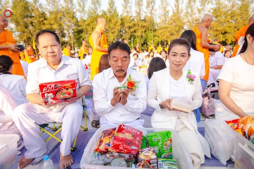ภาพ No.193026:พิธีตักบาตรพระธรรมยาตรา ณ อนุสรณ์สถานคลองบางนางแท่น อ.สามพราน จ.นครปฐม ในโครงการธรรมยาตรา กตัญญูบูชา มหาปูชนียาจารย์ พระมงคลเทพมุนี(สด จนฺทสโร) พระผู้ปราบมาร อนุสรณ์สถาน 7 แห่ง ปีที่ 13 วันที่ 11 มกราคม พ.ศ.2568