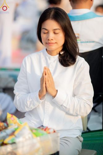 ภาพ No.201096:พิธีตักบาตรพระธรรมยาตรา ณ อนุสรณ์สถานลำดับที่ 5 สถานที่เผยแผ่วิชชาธรรมกายครั้งแรก อนุสรณ์สถานบางปลา วัดบางปลา อำเภอบางเลน จังหวัดนครปฐม ในโครงการธรรมยาตรา กตัญญูบูชา มหาปูชนียาจารย์ พระมงคลเทพมุนี(สด จนฺทสโร) พระผู้ปราบมาร อนุสรณ์สถาน 7 แห่ง ปีที่ 13