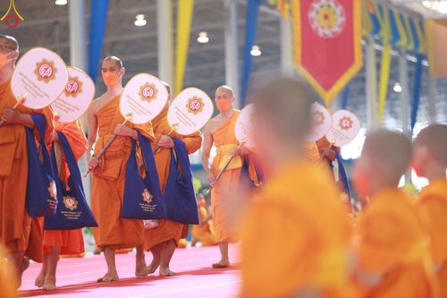 ภาพ No.85432:พิธีถวายมหาสังฆทานคณะสงฆ์ 2000 กว่าวัดทั่วประเทศปีที่ 23, พิธีถวายไทยธรรมคณะสงฆ์ 323 วัด 4 จังหวัดชายแดนภาคใต้, พิธีมอบปัจจัยช่วยเหลือครู 4 จังหวัดชายแดนภาคใต้ ณ สภาธรรมกายสากล วัดพระธรรมกาย ในวันสมาธิโลก อาทิตย์ที่ 6 สิงหาคม พ.ศ. 2566