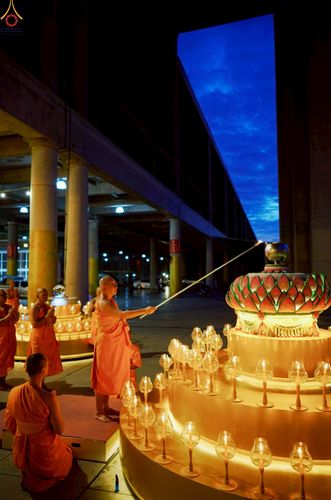 ภาพ No.241047:วันพุธที่ 27 สิงหาคม พ.ศ. 2568 พิธีจุดประทีป ในวันธรรมชัย ณ วัดพระธรรมกาย