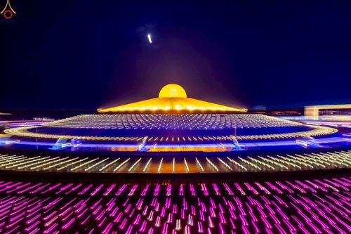 ภาพ No.224031:วันวิสาขบูชา วันอาทิตย์ที่ 11 พฤษภาคม พ.ศ. 2568 พิธีจุดวิสาขประทีป ,  พิธีเวียนประทักษิณรอบพระมหาธรรมกายเจดีย์ , พิธีฉลองชัยสวดมนต์บทธัมมจักกัปปวัตตนสูตร ครบ 7,357,000,000 จบ ณ มหารัตนวิหารคด วัดพระธรรมกาย