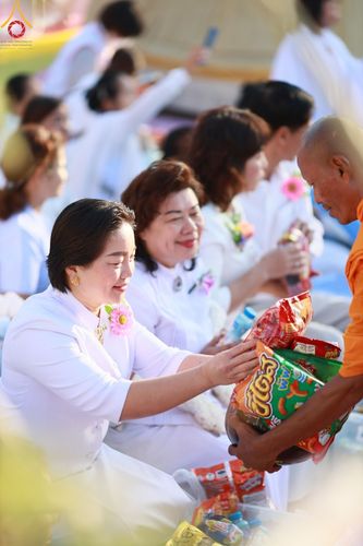 ภาพ No.195409:พิธีตักบาตรพระธรรมยาตรา ณ อนุสรณ์สถานลำดับที่ 3 สถานที่เกิดใหม่ในเพศสมณะ วัดสองพี่น้อง ต.ต้นตาล อ.สองพี่น้อง จ.สุพรรณบุรี ในโครงการธรรมยาตรา กตัญญูบูชา มหาปูชนียาจารย์ พระมงคลเทพมุนี(สด จนฺทสโร) พระผู้ปราบมาร ปีที่ 13 วันที่ 15 มกราคม พ.ศ.2568