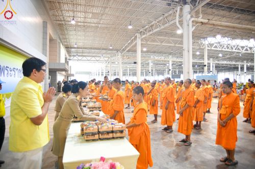 ภาพ No.209022:พระบาทสมเด็จพระเจ้าอยู่หัว ทรงมีพระราชศรัทธาทรงพระกรุณาโปรดเกล้าฯ ให้บำเพ็ญพระราชกุศลถวายภัตตาหารพระราชทาน การสอบบาลีสนามหลวง ณ วัดพระธรรมกาย ย อ.คลองหลวง จ.ปทุมธานี วันที่ 23-24 กุมภาพันธ์ พ.ศ. 2568