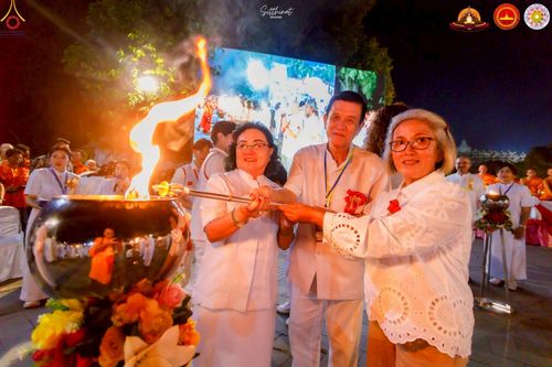 ภาพ No.224547:วันจันทร์ที่ 12 พฤษภาคม พ.ศ. 2568  ชาวพุทธในอินโดนีเซีย ร่วมฉลองวิสาขบูชาจุดประทีปกว่า 200,000 ดวง ณ พระมหาเจดีย์บรมพุทโธ  เจริญพุทธมนต์ถวาย “พระวชิรเกล้าเจ้าอยู่หัว”