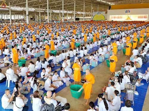 ภาพ No.240467:วันพุธที่ 27 สิงหาคม พ.ศ. 2568 พิธีตักบาตร ในวันธรรมชัย ณ วัดพระธรรมกาย จ.ปทุมธานี