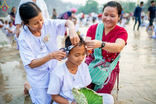 ภาพ No.63344:Photo Story  มหัศจรรย์วัดดงดินแดง Episode 1  พิธีปลงผมนาคธรรมทายาท  ในโครงการบรรพชาอุปสมบทหมู่ ฟื้นฟูพระพุทธศาสนาทั่วไทย วัดดงดินแดง ณ ลำน้ำแม่ตื่น อ.อมก๋อย จ.เชียงใหม่ วันที่ 2 เมษายน พ.ศ. 2567