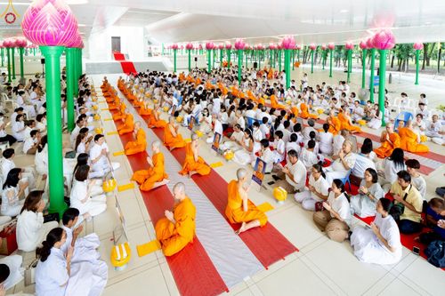 ภาพ No.229218:วันเสาร์ที่ 14 มิถุนายน พ.ศ. 2568 พิธีบรรพชา , พิธีถวายบาตร , พิธีอุปสมบท ในโครงการบรรพชาอุปสมบทหมู่ ผู้บริหารรุ่นที่ 15 และ อุดมศึกษา รุ่นที่ 52 ณ โบสถ์พระไตรปิฎก วัดพระธรรมกาย