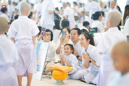 ภาพ No.215020:วันเสาร์ที่ 5 เมษายน พ.ศ. 2568 พิธีเวียนประทักษิณรอบพระมหาธรรมกายเจดีย์  พิธีวันทาเจดีย์ พิธีขอขมาและมอบผ้าไตร ในโครงการบรรพชาสามเณรฟื้นฟูพระพุทธศาสนาทั่วไทย , โครงการหน่อแก้วเปรียญธรรม รุ่นที่ 13 ,  โครงการสามเณรยุวธรรมทายาท รุ่นที่ 33 , โครงการสามเณรมั