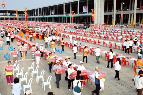 ภาพ No.225125:วันที่ 20 - 27 เมษายน พ.ศ. 2568 "ภาพแห่งความปลื้มที่ไม่มีวันจบ" คณะสงฆ์สามเณร เจ้าหน้าที่ และสาธุชน ร่วมแรงร่วมใจกันเตรียมงานและเก็บงาน เพื่อวันคุ้มครองโลก พิธีถวายมหาสังฆทานคณะสงฆ์ 40,000 กว่าวัดทั่วประเทศ