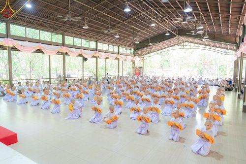 ภาพ No.135119: พิธีบรรพชาสามเณร  พิธีตักบาตรฉลองสามเณรใหม่ วันที่ 1 เมษายน พ.ศ.2567 ในโครงการบรรพชาสามเณรฟื้นฟูพระพุทธศาสนาทั่วไทย ณ ศูนย์ปฏิบัติธรรมแก้วเมืองเลย