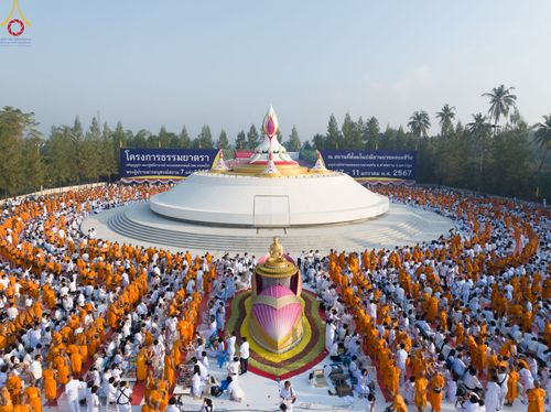 ภาพ No.110313:พิธีตักบาตรพระธรรมยาตราฯ ในโครงการธรรมยาตรากตัญญูบูชา มหาปูชนียาจารย์ พระมงคลเทพมุนี(สด จนฺทสโร) พระผู้ปราบมาร ปีที่ 12 ณ อนุสรณ์สถานลำดับที่ 2 สถานที่ตั้งมโนปณิธานบวชตลอดชีวิต อนุสรณ์สถานบางนางแท่น จ.นครปฐม วันที่ 11 มกราคม พ.ศ. 2567