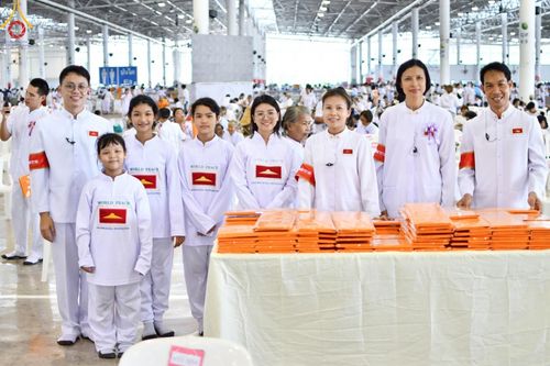 ภาพ No.134643:V.35 เพื่อบุญต้นเดือน การรับบุญของเจ้าหน้าที่หน่วยงานต่างๆ เพื่องานบุญวันอาทิตย์ต้นเดือน ณ วัดพระธรรมกาย วันที่ 7 เมษายน พ.ศ. 2567