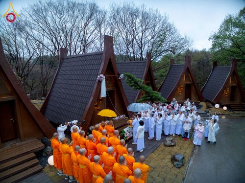 ภาพ No.221035:วันที่ 13 เมษายน พ.ศ. 2568 พิธีโปรยรัตนชาติปฐมเริ่มสถาปนาเจดีย์ และ พิธีเปิดหมู่บ้านปฏิบัติธรรม เพื่อการบรรลุธรรม ณ วัดป่าธรรมกายนานาชาติโทชิหงิ  ประเทศญี่ปุ่น