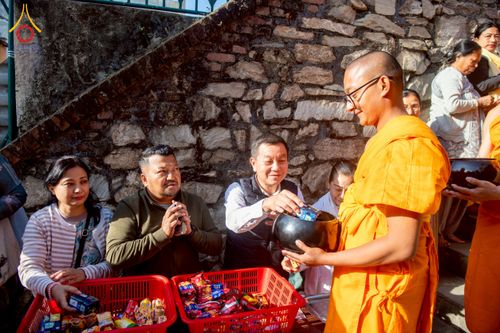 ภาพ No.213178:วันที่ 17 - 18 มีนาคม พ.ศ. 2568 คณะสงฆ์และสามเณรเดินบิณฑบาต รอบเมืองในพื้นที่ วัดสยมภูวนาถและราชวังปาตัน ณ เมืองกาฐมาณฑุ ประเทศเนปาล