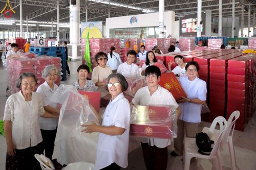 ภาพ No.214402:วันที่ 29 มีนาคม พ.ศ.2568 กิจกรรมใส่ถุงซิปกล่องไทยธรรม เพื่อรักษาความประณีตของกล่องไทยธรรม ในทุกสภาพอากาศ ณ บ้านแก้วเรือนทองคุณยาย วัดพระธรรมกาย