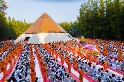 ภาพ No.107445:พิธีตักบาตรพระธรรมยาตราฯ ในโครงการธรรมยาตรากตัญญูบูชา มหาปูชนียาจารย์ พระมงคลเทพมุนี(สด จนฺทสโร) พระผู้ปราบมาร ปีที่ 12 ณ อนุสรณ์สถานมหาวิหารพระมงคลเทพมุนี อ.สองพี่น้อง จ.สุพรรณบุรี วันที่ 7 มกราคม พ.ศ. 2567